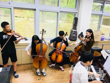 농어촌 거점학교 예산으로 용남 챔버오케스트라가 운영되고 있다. 학생들은 열심히 배운 곡을 요양원이나 효센터 등을 찾아가 연주하며 어르신들에게 재미있는 시간을 선사해주기도 한다.