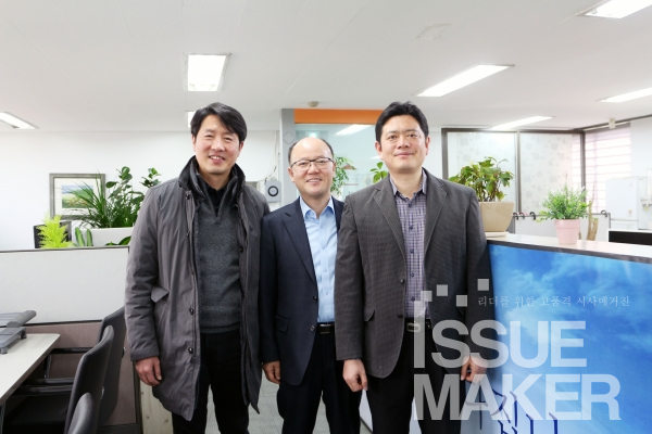 왼쪽부터 권오현 부사장, 정빈기 대표, 서욱진 관리 이사