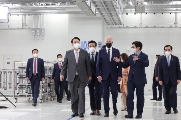 조 바이든 미국 대통령은 한국에 도착하자마자 삼성전자 평택 반도체 공장을 찾아 양측의 반도체 기술 협력을 강조했다. ⓒ2022 제20대 대통령실