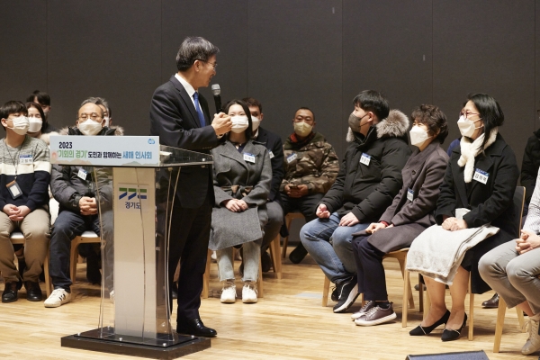김희복 센트로바이오㈜ 대표는 지난 1월 2일에 열린 2023새해인사회에서 김동연 경기도지사에게 ‘K-Bio’에 많은 관심을 갖는 도지사가 되달라는 이야기를 전한 바 있다.ⓒ 센트로바이오㈜