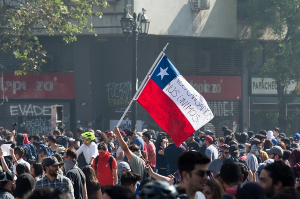 칠레는 수도 산티아고의 지하철 요금 인상에 반발한 고교생과 대학생의 시위가 장기간 지속되며 각종 국제회의가 취소되는 등 혼란이 계속되고 있다. ⓒCarlos Figueroa/Wikimedia Commons