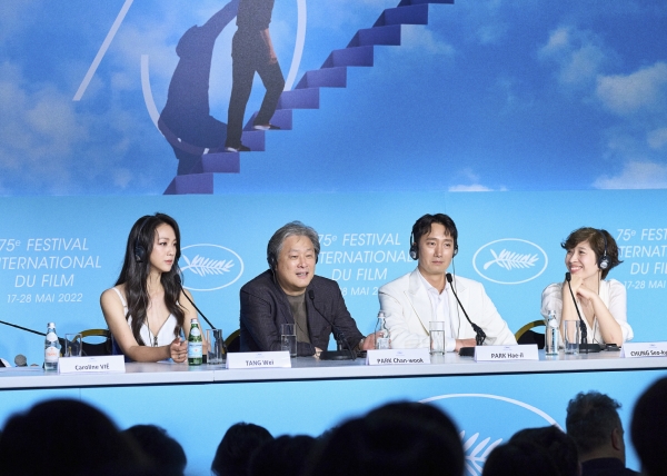 박찬욱 감독은 6년 만에 선보인 장편 한국 영화인 ‘헤어질 결심’을 통해 제75회 칸영화제에서 감독상을 수상했다. ⓒCJ ENM/모호필름