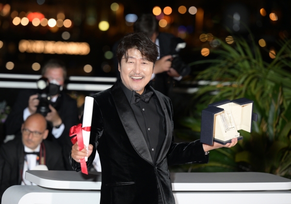 한국 배우가 칸영화제에서 연기상을 받은 것은 ‘밀양’으로 여우주연상을 받은 전도연에 이어 송강호가 두 번째다. ⓒCJ ENM/영화사 집