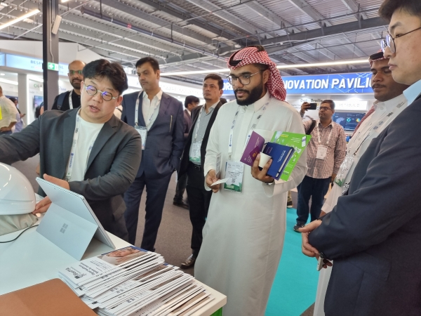 두바이 ‘Expand North Star 2023’ 행사장에서 사우디아라비아 투자자에게 ㈜브레인기어의 제품 ‘슬리피아’에 대해 설명하는 김일구 대표. ⓒ ㈜브레인기어