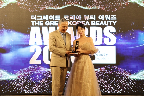 전문가를 가르치는 전문가이자 뷰티 컨설턴트로 활동해온 정설리 뷰티블리 대표는 ‘2023 Korea Beauty Awards’의 최고지도자상을 수상하며 아티스트이자 컨설턴트로서의 역량을 인정받았다.ⓒ 뷰티블리